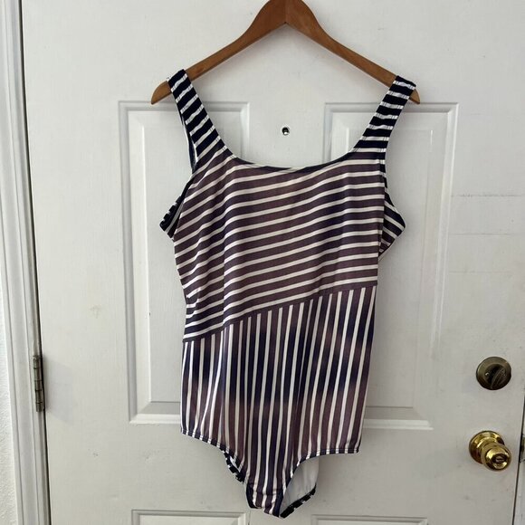 Lands' End Woman's Scoop Neck Tugless Sporty One-Piece Swim Suit Sz 18 - Picture 3 of 10